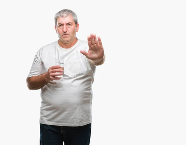 Stilig Senior Man Dricka Glas Vatten Över Isolerade Bakgrund Med — Stockfoto