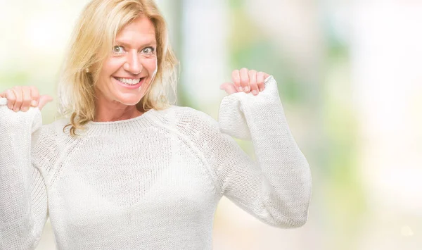 Blonde Frau Mittleren Alters Trägt Winterpullover Isoliert Hintergrund Sieht Selbstbewusst — Stockfoto