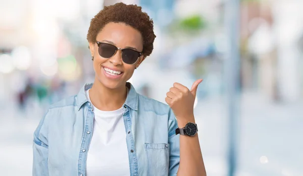 Schöne Junge Afrikanisch Amerikanische Frau Trägt Sonnenbrille Über Isoliertem Hintergrund — Stockfoto