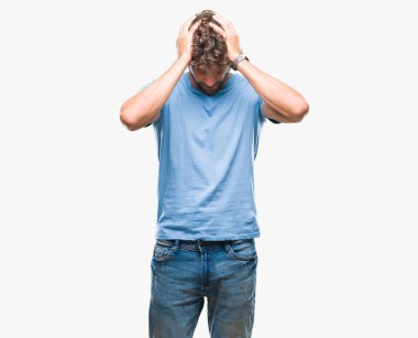 Yakışıklı İspanyol modeli adam çünkü umutsuz ve stresli baş ağrısı acı izole arka plan üzerinde ağrı ve migren. Ellerini kafasına.