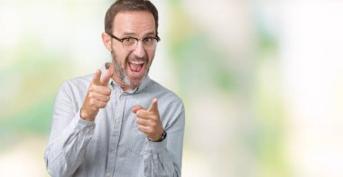 Fotoğraf makinesi ile mutlu ve komik yüz için parmakları işaret izole arka plan üzerinde gözlük takan yakışıklı orta yaş zarif komuta sizde. İyi enerji ve vibes.