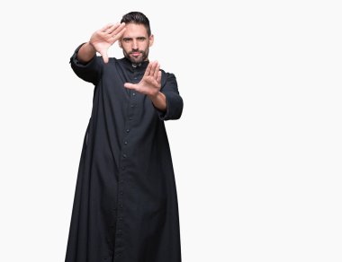 Genç Hıristiyan rahip izole arka plan avuç içi ve parmaklar, kamera perspektif çerçeve kullanarak yapıyor gülen eller üzerinde