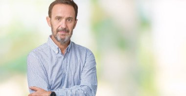 Yakışıklı orta yaş izole arka plan gevşek yüzünde ciddi bir ifade ile üzerinde zarif komuta sizde. Basit ve doğal kameraya bakıyor.