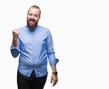 İzole arka plan kutlama üzerinde genç beyaz hipster adam şaşırttı ve başarı için kaldırdı kollarını açarak hayret ve gözleri açık. Kazanan kavramı.