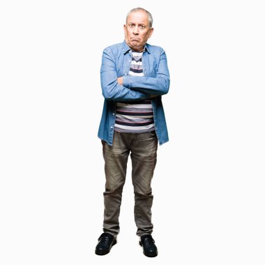 Yakışıklı komuta sizde kot ceket şüpheci ve sinir, onaylamayan ifade yüz çapraz kollu giyiyor. Negatif kişi.