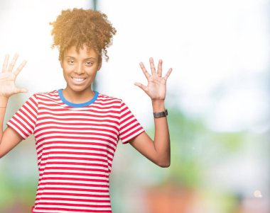 Gösterilen ve parmakları ile işaret izole arka plan güzel genç Afro-Amerikan kadın kendinden emin ve mutlu gülümseyerek süre on numara.