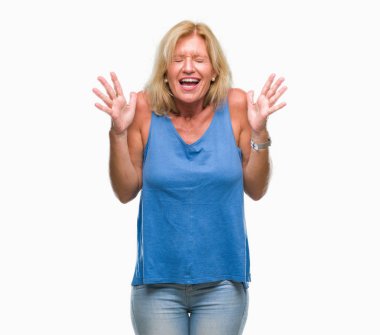 Orta yaş sarışın kadın deli ve silah ile başarı için deli kutluyor izole arka plan üzerinde kaldırdı ve heyecanlı çığlık gözler kapalı. Kazanan kavramı