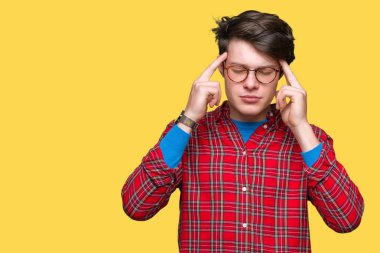 Çünkü üzerinde gözlük takan genç yakışıklı adam arka plan baş baş ağrısı için el ile izole stres. Migren muzdarip.