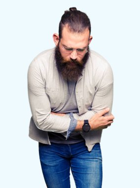 Çünkü mide üzerinde el ile gözlük takan genç sarışın adam mide bulantısı, ağrılı hastalık hasta hissediyor. Ağrısı kavramı.