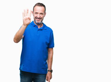 Orta yaş ağarmış komuta sizde gösterilen ve parmakları ile işaret izole arka plan üzerinde dört kendinden emin ve mutlu gülümseyerek iken numara.