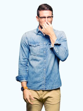 Bir şey pis ve iğrenç kokulu gözlük, dayanılmaz koku, holding nefes parmak ile burun üzerinde giyen yakışıklı adam. Kötü kokuyor kavramı.