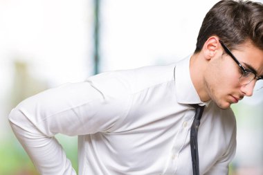 Genç iş adamı gözlük izole üzerinde el ile geri, kas ağrısı dokunmadan acı sırt ağrısı, arka plan