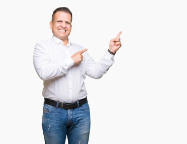 Orta yaş Arap zarif adam gülümseyerek ve iki elleri ve parmakları ile tarafına işaret kamera bakarak izole arka plan üzerinde.