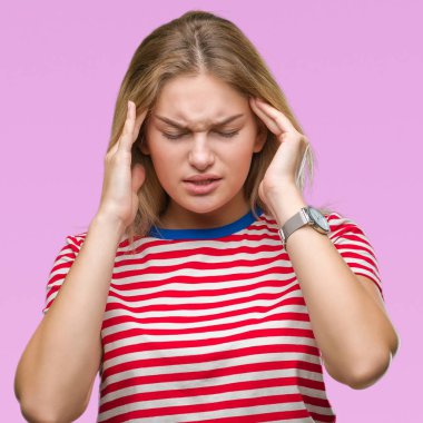 Genç beyaz kadın izole arka plan baş baş ağrısı için el ile çünkü stres. Migren muzdarip.
