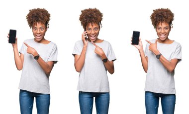Genç güzel Afrikalı kız el ve parmak ile işaret çok mutlu smartphone kullanarak kolaj