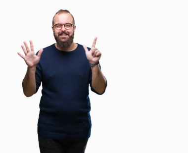 Gösterilen arka plan üzerinde güneş gözlüğü takmış Genç beyaz hipster adam izole ve parmakları ile işaret kendinden emin ve mutlu gülümseyerek süre yedi numara.