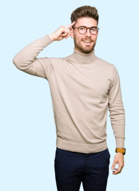 Bir parmak, harika bir fikir ya da düşünce, iyi bellek ile baş gösteren gülen genç yakışıklı iş adamı giyen gözlük