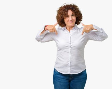 Yüzünde gülümseme ile kendinden emin görünüyorsun, kendini gururlu ve mutlu parmakları ile işaret izole arka plan güzel orta ager üst düzey businees kadın.