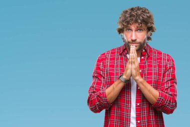 Yakışıklı İspanyol modeli adam eliyle birlikte AF emin gülümseyen için soran dua izole arka plan.