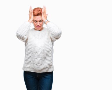 Çünkü çaresiz ve stresli baş ağrısı acı izole arka plan üzerinde kış kazak giyen Atrractive üst düzey beyaz Kızıl saçlı kadın ağrı ve migren. Ellerini kafasına.