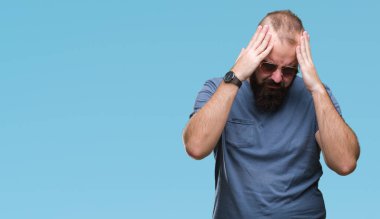 Çünkü çaresiz ve stresli baş ağrısı acı izole arka plan üzerinde güneş gözlüğü takmış Genç beyaz hipster adam ağrı ve migren. Ellerini kafasına.