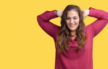 Güzel izole arka plan boyutu genç kadın ayrıca rahatlatıcı ve kollar ve eller baş ve boyun, mutlu gülümseyerek arkasında ile germe