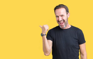 Yakışıklı orta yaş ağarmış komuta sizde seyir ve başparmak yanında yukarıyı mutlu yüz ile gülümseyen izole arka plan üzerinde.