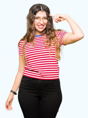 Bir parmak, harika bir fikir ya da düşünce, iyi bellek ile baş gösteren gülen giyen genç güzel kadın gözlük