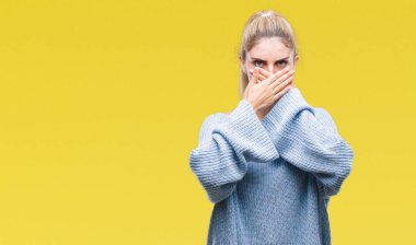 İzole arka plan ağız hata için elleriyle kapsayan şok üzerinde kış kazak giyen genç güzel sarışın ve mavi gözlü kadın. Gizli kavramı.