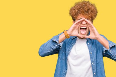 Afro saçlı Kot ceket sesle ile kızgın bağırarak giyen genç yakışıklı adam ağzına eller