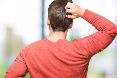 İzole arka plan geriye düşünme hakkında şüphe ile baş taraftan genç yakışıklı adam