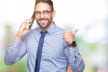 İşaret ve başparmak kadar mutlu yüz gülümseyen tarafı ile gösteren izole arka plan üzerinde Evet genç iş adamı