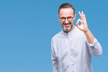 İzole arka plan el ve parmaklar ok işaretiyle yapıyor olumlu gülümseyen üzerinde gözlük takan orta yaş ağarmış komuta sizde. Başarılı ifade.