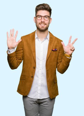 Gösterilen ve parmakları ile işaret genç yakışıklı iş adam gözlük kendinden emin ve mutlu gülümseyerek süre sekiz numara.