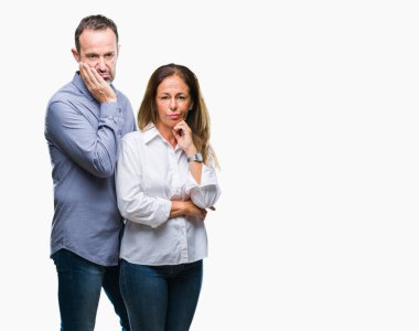 Orta yaş İspanyol iş çift izole arka plan düşünme seyir üzerinde yorgun ve sıkılmış çapraz silah depresyon sorunları ile.