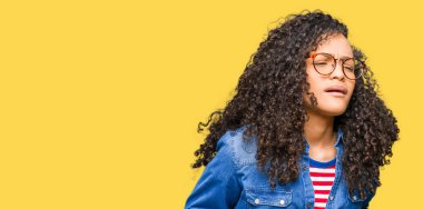 Çünkü mide üzerinde el ile gözlük takan kıvırcık saçlı Genç güzel kadın hazımsızlık, ağrılı hastalık hasta hissediyor. Ağrısı kavramı.