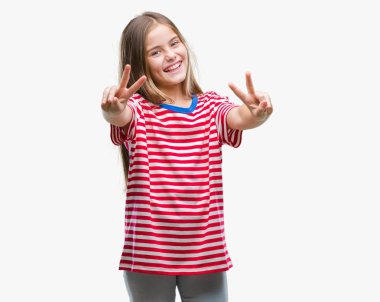 Genç güzel kız zafer işareti yapıyor parmak gösterilen kamera seyir gülümseyen izole arka plan yüzünden. İki numaralı.