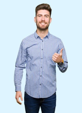 Hareketi el ile mutlu Yaşasın yapan genç yakışıklı bussines erkek. Kameraya bakarak başarı gösteren ile ifade onaylama.