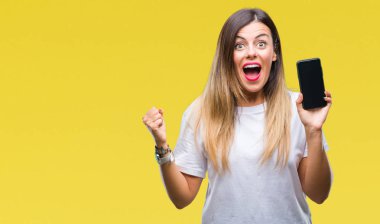 Genç güzel kadın gösteren boş ekran smartphone gurur çığlık ve zafer ve başarı çok heyecanlı, duygu tezahürat kutluyor izole arka plan üzerinde