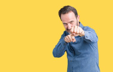 Yakışıklı orta yaş zarif komuta sizde izole arka plan kum yumruk kavga etmek, saldırgan ve kızgın saldırı, tehdit ve şiddet