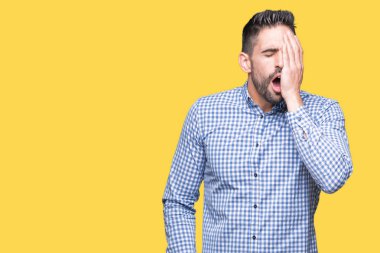 Yakışıklı delikanlı yarım yüz, göz ve ağız el ile kapsayan yorgun esneme izole arka plan üzerinde. Acı yüzü acıyor.