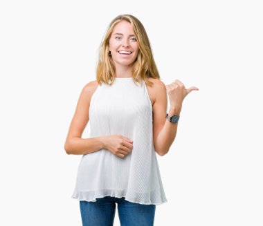 Seyir ve başparmak yanında yukarıyı mutlu yüz ile gülümseyen izole arka plan güzel genç zarif kadın.