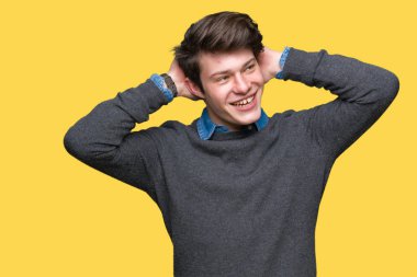 Genç yakışıklı zarif adam izole üzerinde arka plan dinlenirken ve germe kollar ve eller baş ve boyun arkasında ile mutlu gülümseyerek