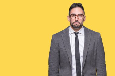 Kızgın ve korkmuş ağlıyor genç yakışıklı iş adamı izole arka plan depresif ve sıkıntı, endişe içinde. Üzgün ifade.