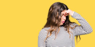 Çizgili süveter yorgun sürtünme burun ve göz yorgunluğu ve baş ağrısı duygu giyen genç güzel kadın. Stres ve hayal kırıklığı kavramı.