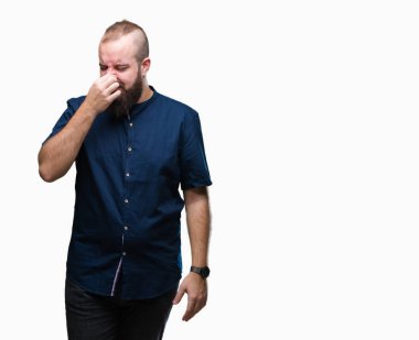 Bir şey pis ve iğrenç kokulu izole arka plan, dayanılmaz koku, holding nefes burun parmaklar ile genç beyaz hipster adam. Kötü kokuyor kavramı.