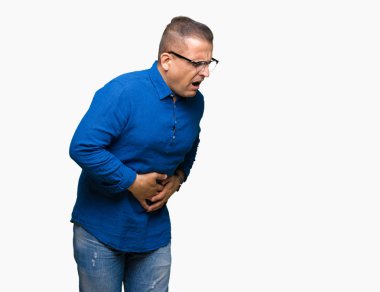 Orta yaş Arap adam üzerinde gözlük takan izole mide üzerinde el ile arka plan çünkü mide bulantısı, ağrılı hastalık hasta hissediyor. Ağrısı kavramı.