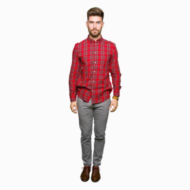 Yakışıklı delikanlı yüzünde ciddi bir ifade ile. Basit ve doğal kameraya bakıyor.