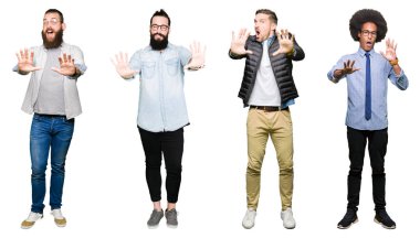 Kolaj bir grup genç adam gösterilen ve parmakları ile işaret beyaz izole arka plan üzerinde beş kendinden emin ve mutlu gülümseyerek iken numara.