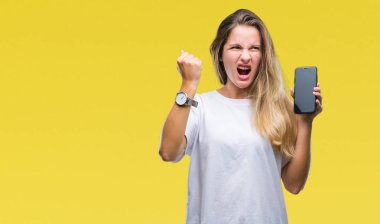 Genç güzel sarışın kadın gösteren ekran smartphone üzerinde izole arka rahatsız ve boşa çıkarmak ile öfke, çılgın ve yükseltilmiş eliyle diye bağıran öfke kavramı bağırarak.